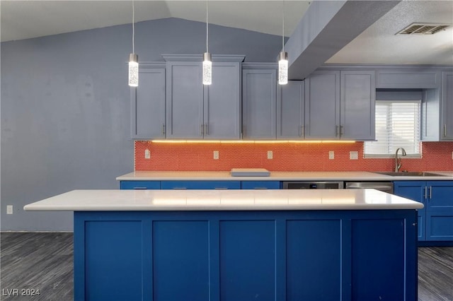 kitchen featuring sink, hanging light fixtures, dark wood-type flooring, blue cabinets, and lofted ceiling