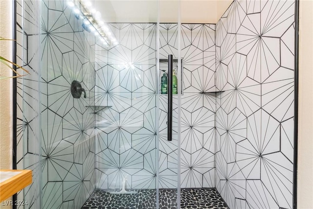 bathroom featuring a tile shower