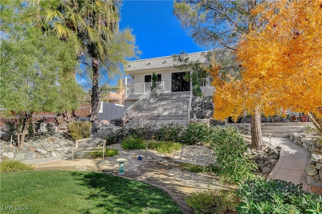 back of house featuring a lawn