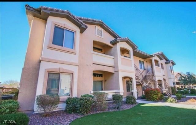 view of front of house featuring a front lawn