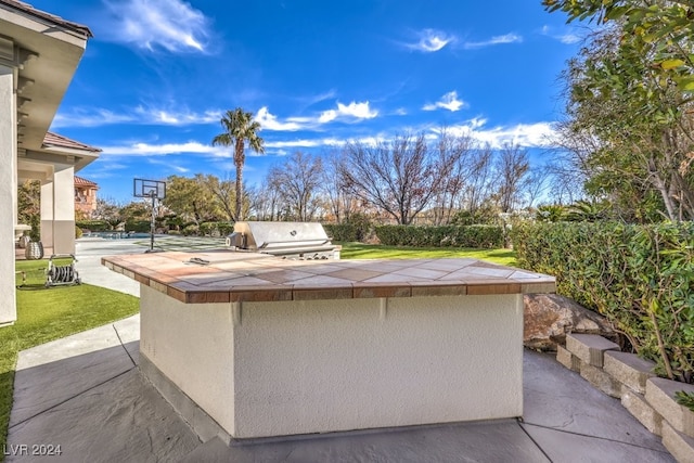 view of patio featuring an outdoor kitchen and grilling area