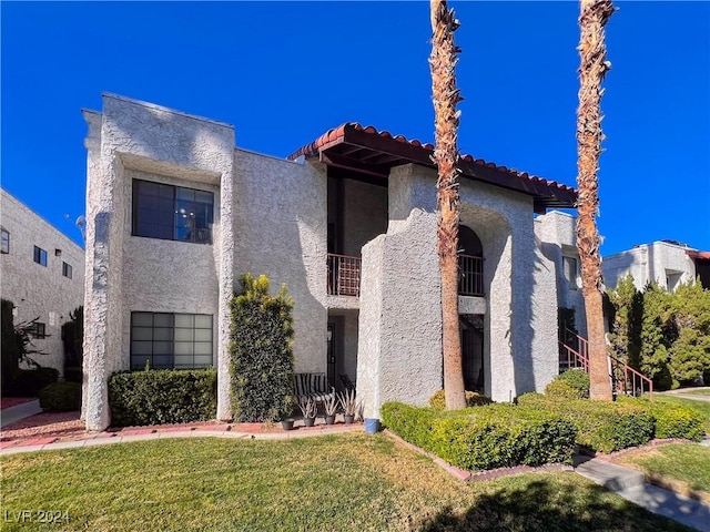 view of front of home featuring a front lawn