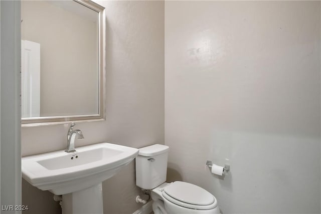 bathroom featuring toilet and sink