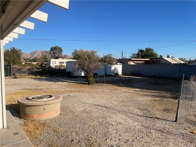 view of yard featuring a mountain view