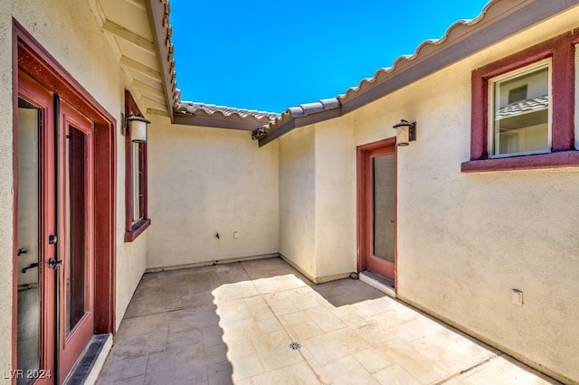 property entrance featuring a patio area