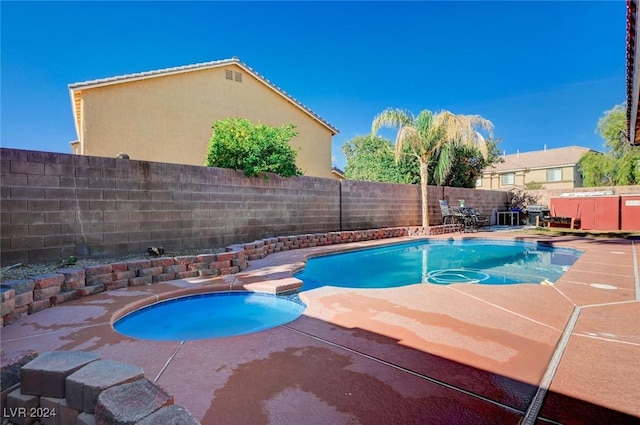 view of pool featuring an in ground hot tub