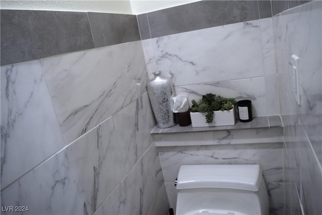 bathroom featuring tile walls