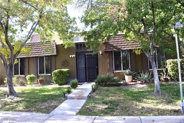 view of front of home featuring a front yard