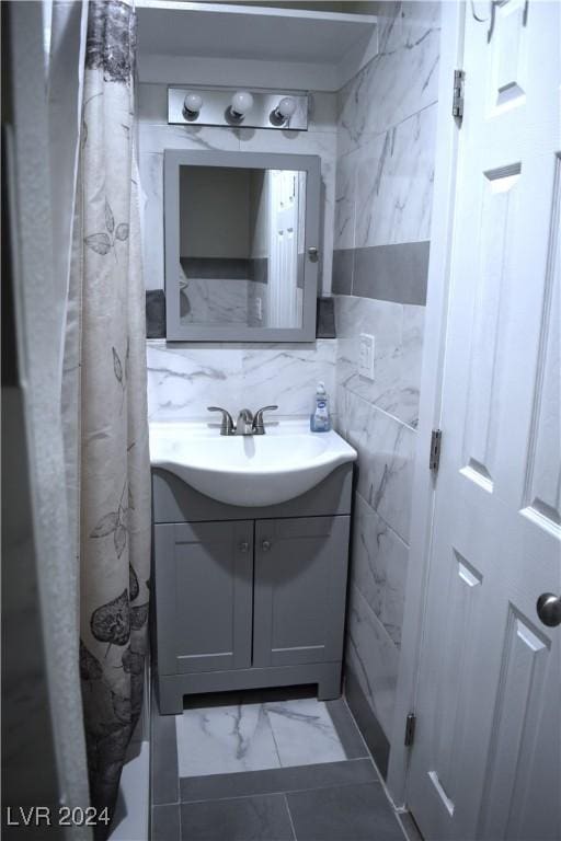 bathroom with vanity and backsplash