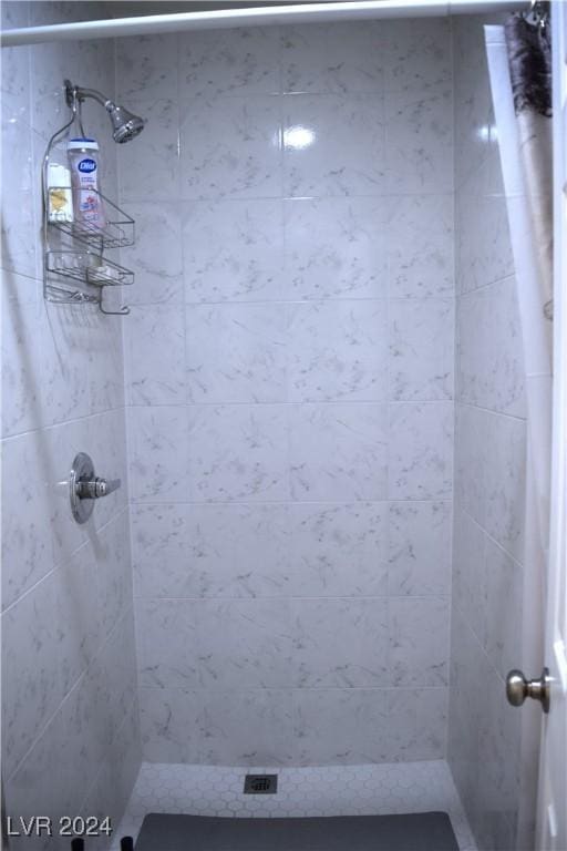 bathroom with tiled shower