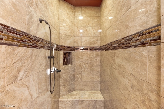 room details featuring a tile shower