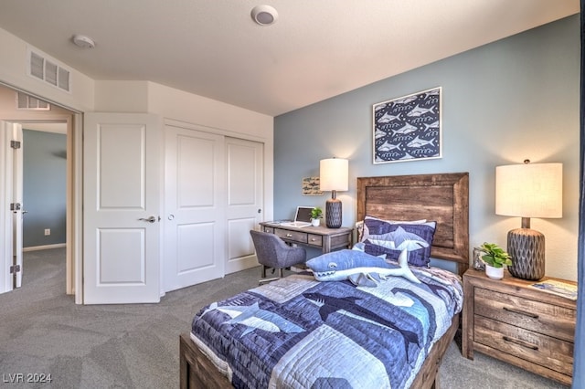 bedroom featuring carpet flooring and a closet