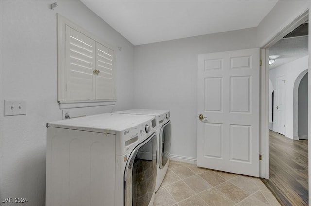 laundry room with light wood-type flooring and independent washer and dryer