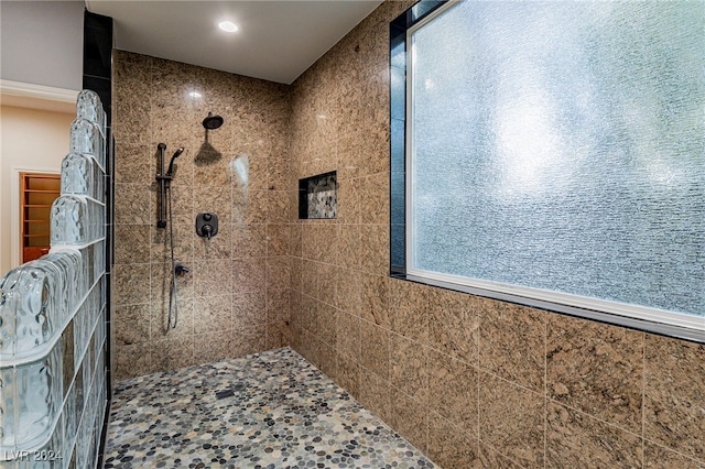 bathroom featuring tiled shower