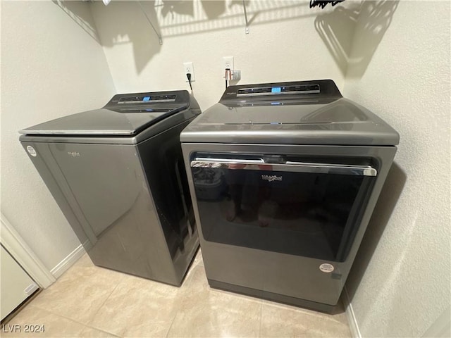 laundry area with light tile patterned floors and independent washer and dryer