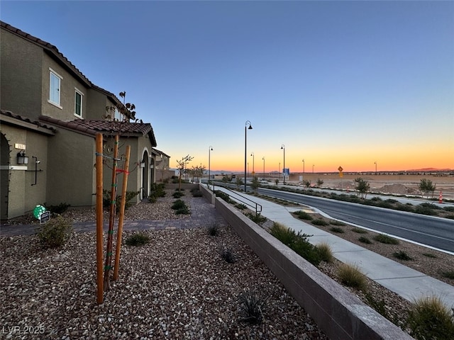 view of yard at dusk