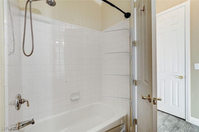 bathroom featuring tiled shower / bath