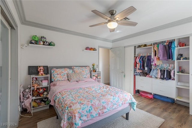 bedroom with hardwood / wood-style flooring, ceiling fan, crown molding, and a closet