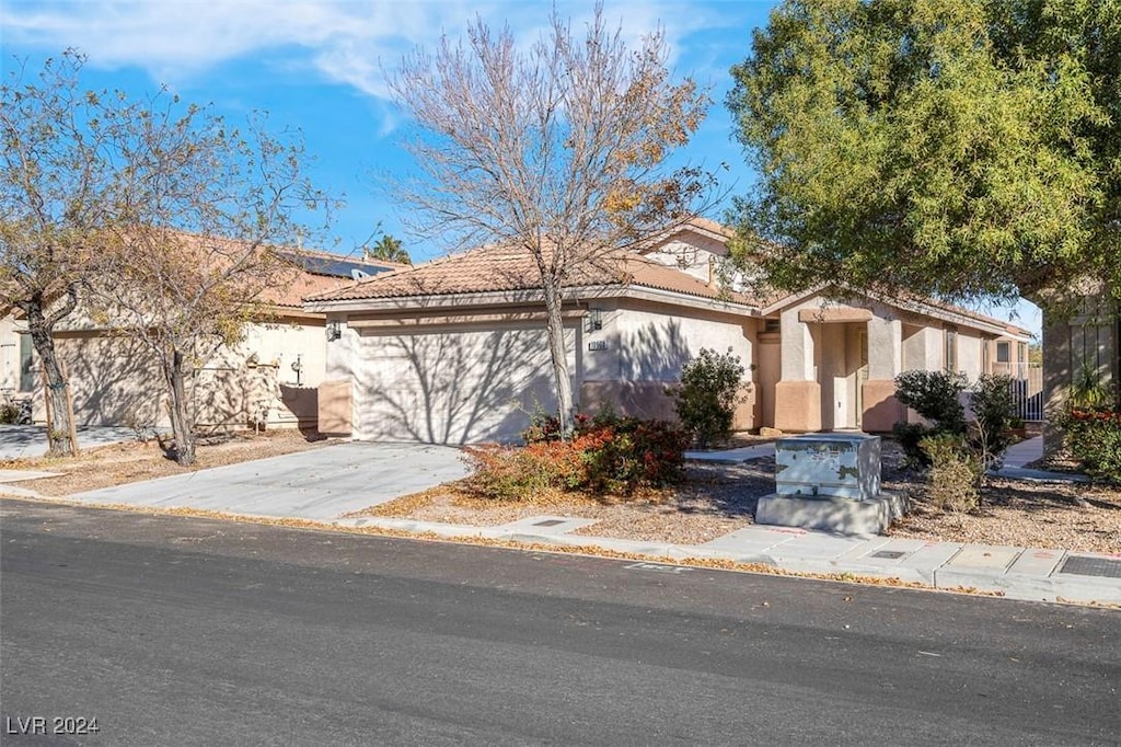 view of front facade featuring a garage