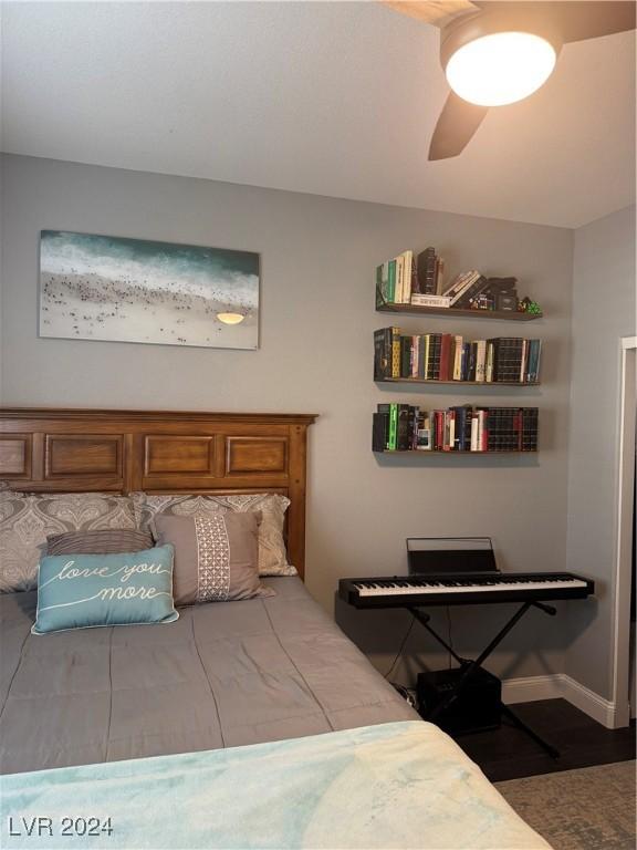 bedroom featuring ceiling fan