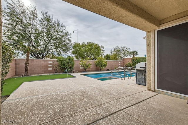 view of swimming pool featuring a patio