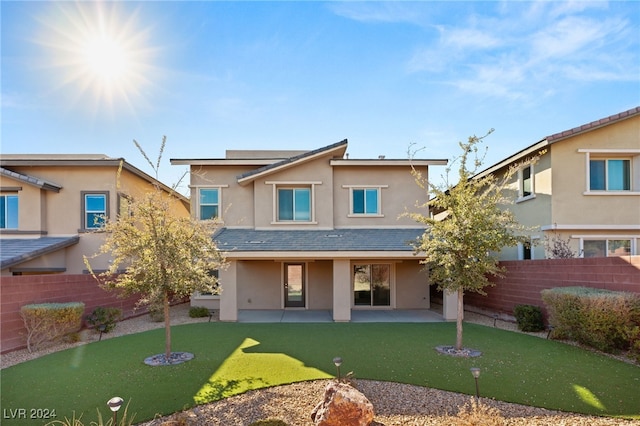 view of front of property featuring a front yard and a patio area