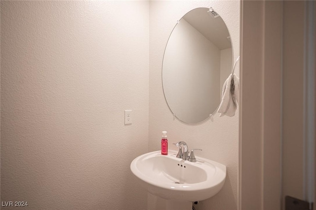 bathroom featuring sink