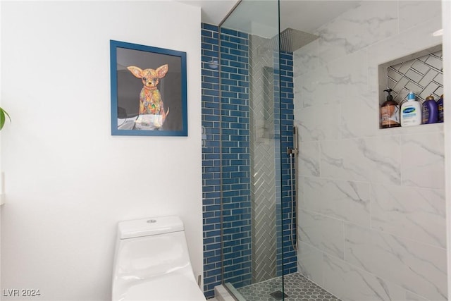 bathroom with toilet and tiled shower