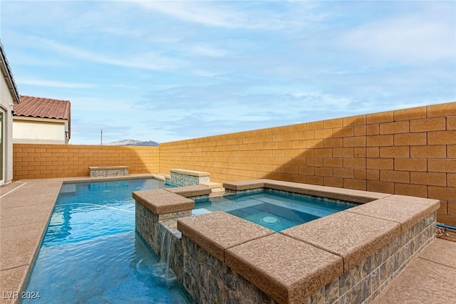 view of pool featuring an in ground hot tub and pool water feature