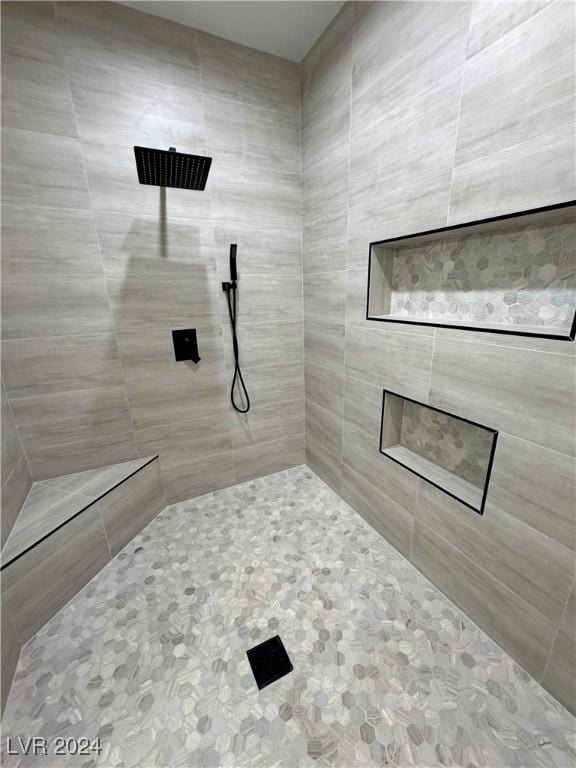 bathroom featuring a tile shower