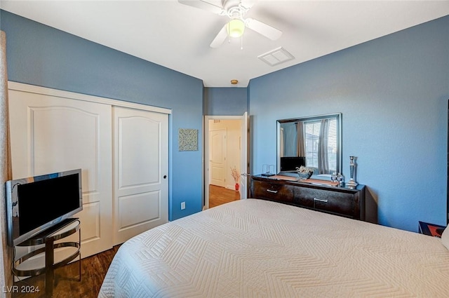 bedroom featuring a closet, dark hardwood / wood-style floors, and ceiling fan