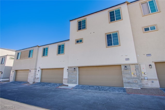 townhome / multi-family property featuring a garage