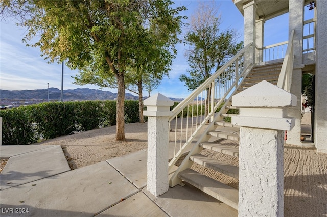 view of yard featuring a mountain view