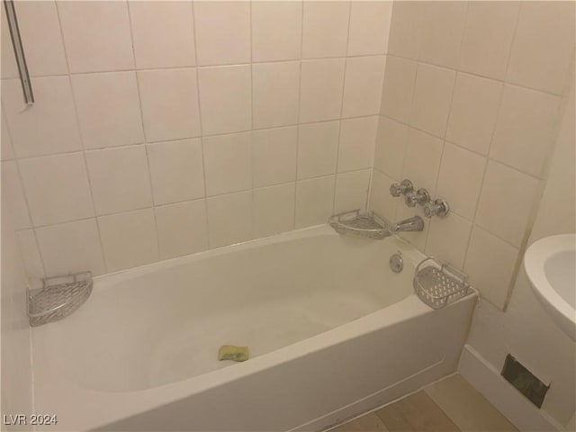 bathroom with tiled shower / bath combo