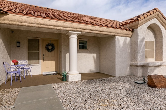 view of exterior entry featuring stucco siding