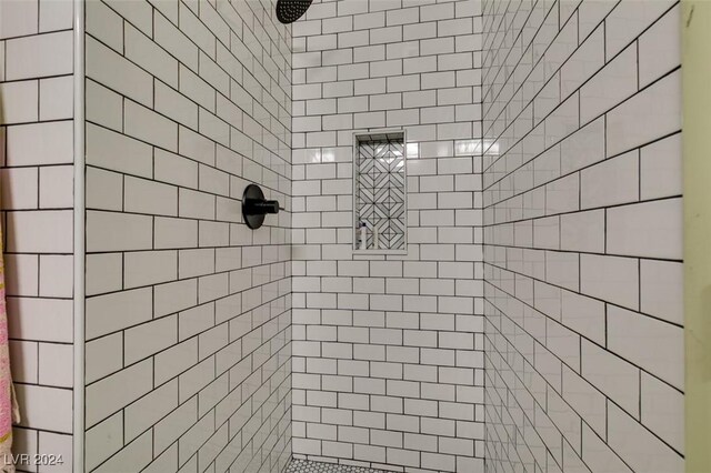 bathroom featuring tiled shower