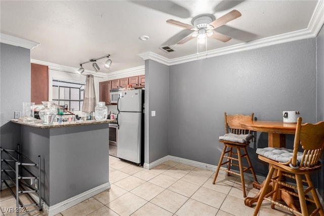 kitchen with kitchen peninsula, crown molding, ceiling fan, and white appliances