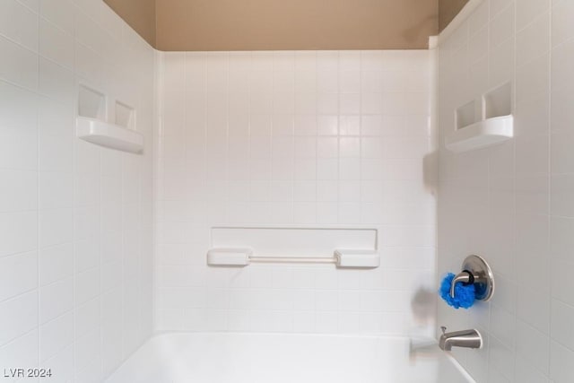 bathroom featuring tiled shower / bath combo