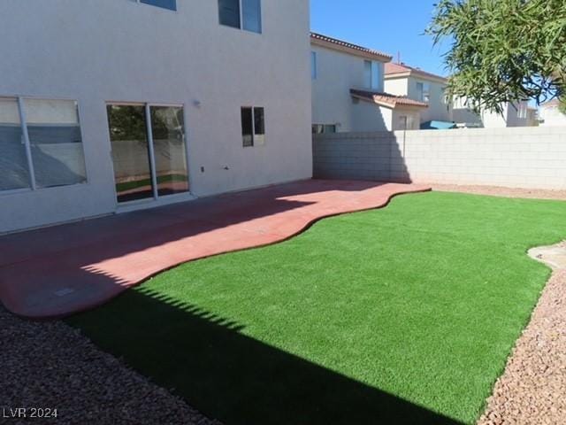 view of yard featuring a patio