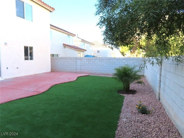 view of yard featuring a patio