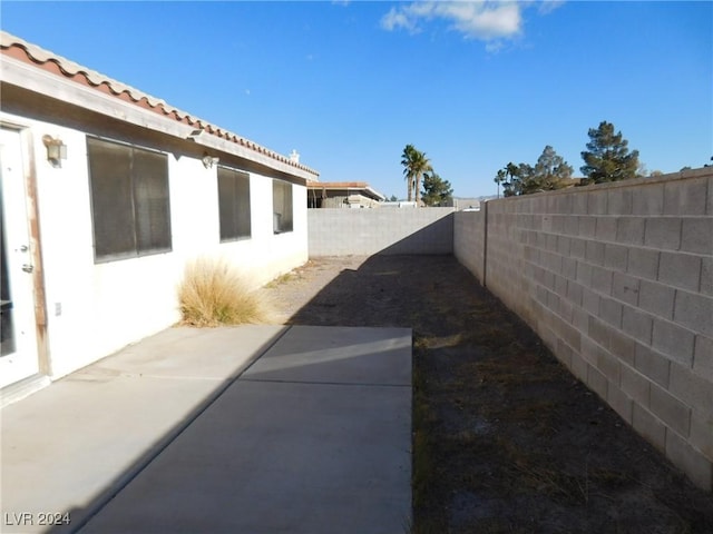 view of yard with a patio area