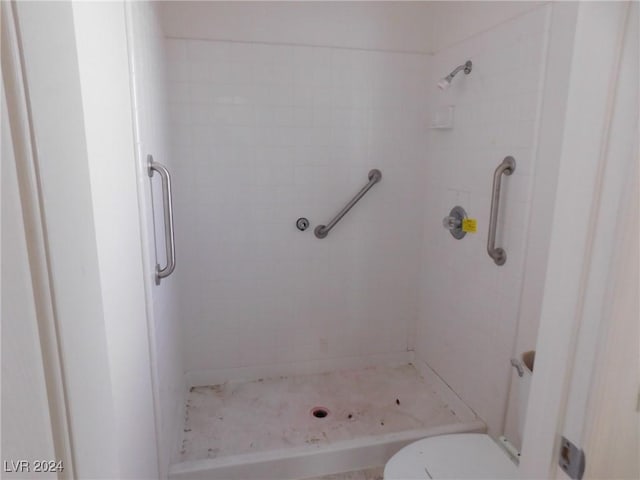 bathroom featuring tiled shower