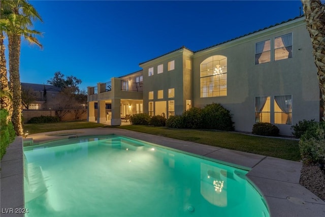 view of swimming pool featuring a yard