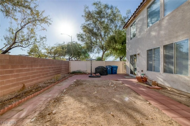 view of yard featuring a patio area