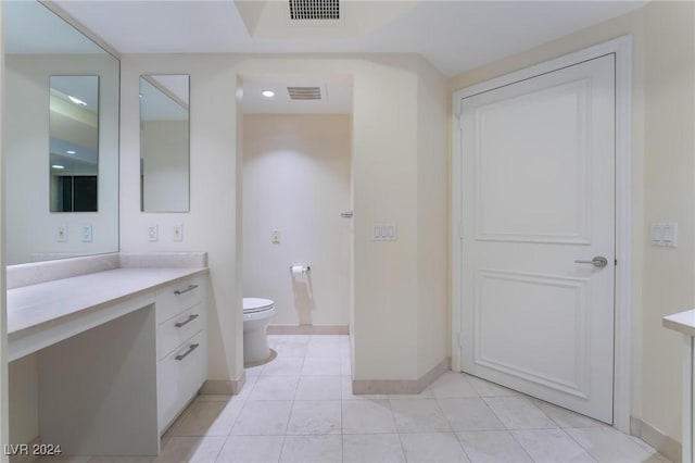 bathroom with baseboards, visible vents, vanity, and toilet