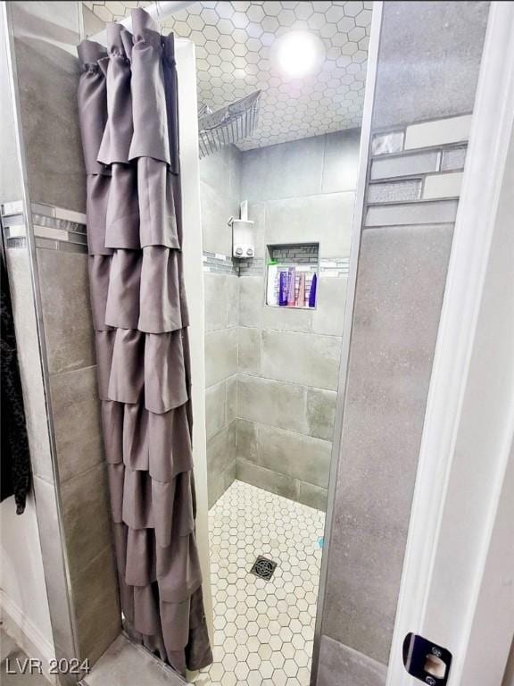 bathroom featuring tiled shower