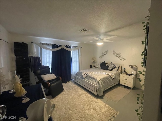 bedroom featuring ceiling fan and a textured ceiling