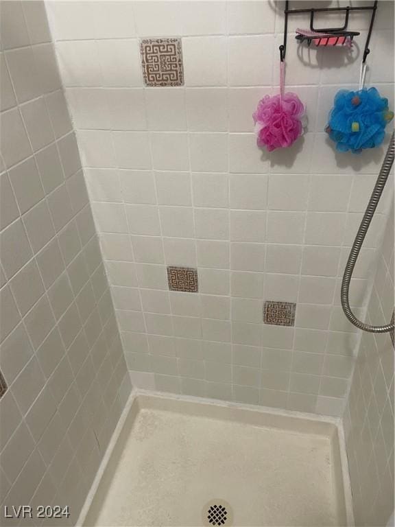 bathroom featuring tiled shower