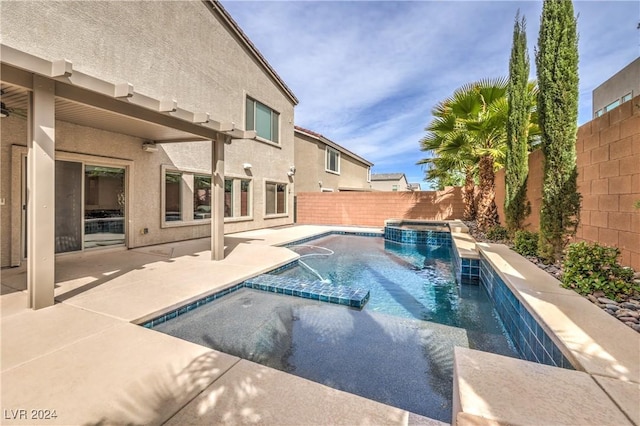 view of pool featuring an in ground hot tub and pool water feature