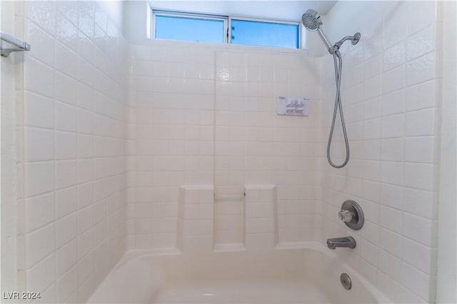 bathroom with tiled shower / bath